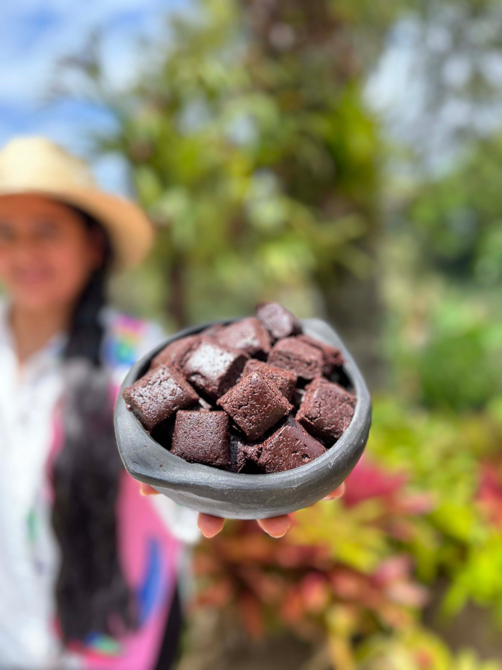 Primer plano de trozos de chocolate en un recipiente artesanal