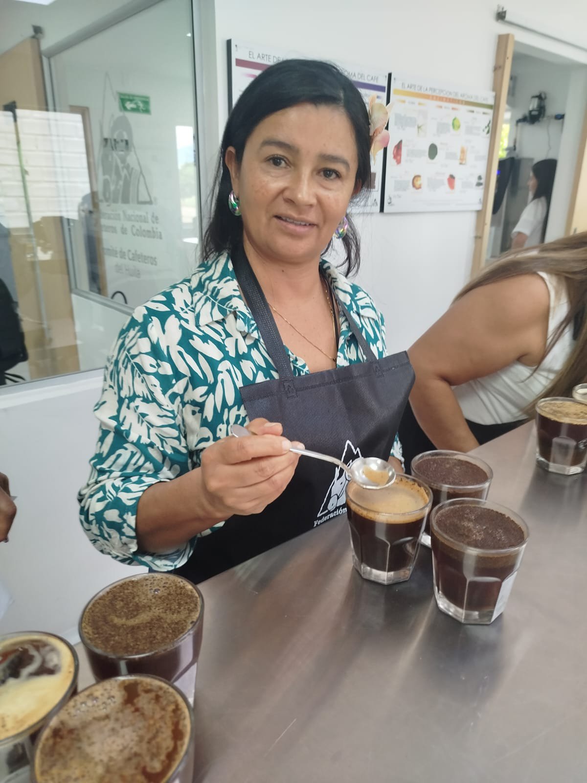Una mujer participa en una cata con varias muestras de café