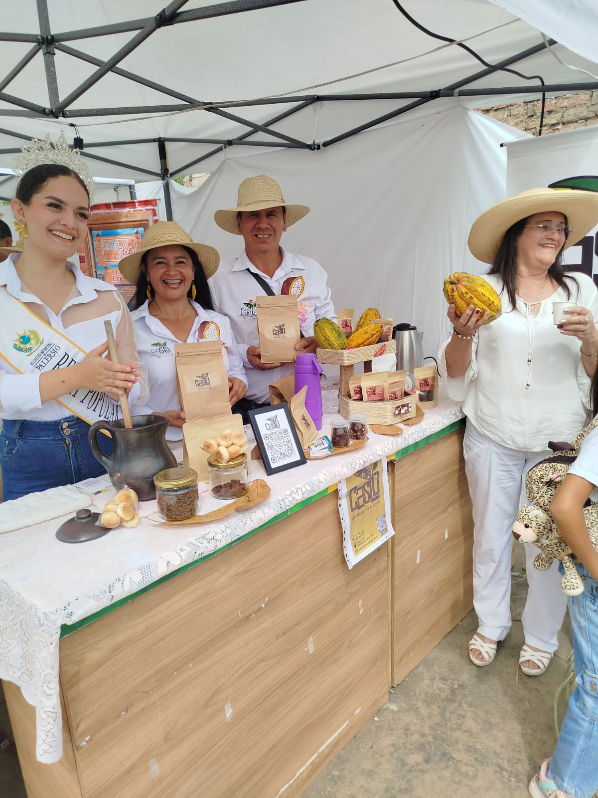 Personas reunidas alrededor de un puesto con productos CASLO